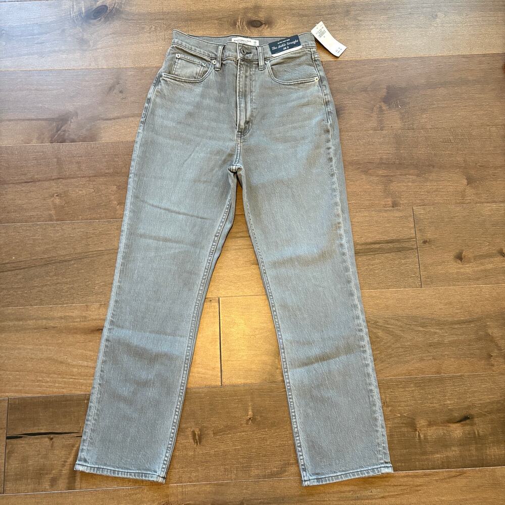Abercrombie Women's The Ankle Straight Ultra High Rise Jean size 26/2S NWT